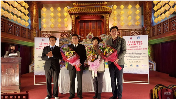Tặng hoa cảm ơn cho Đại học Y Dược Huế và phía Hàn Quốc